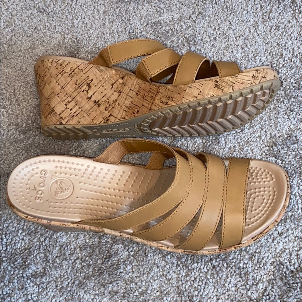 Crocs 10 women’s wedges cork sandals shoes tan